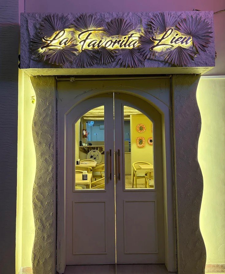 Entrance of Café La Favorita Lieu